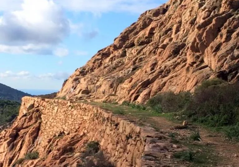 Sentier de randonnée vers le sommet du Capo d'Orto en Corse