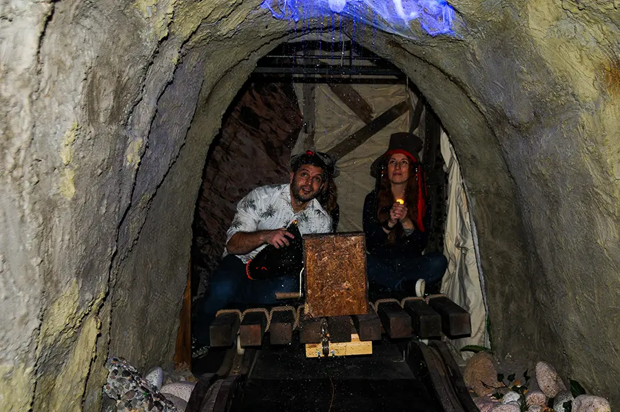 La grotte avec cascade d'eau — décor de l'escape game Escape Carotte à Porto