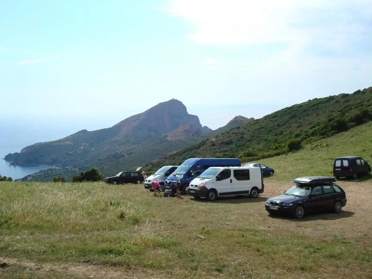 Der Parkplatz des Capo Rosso am Col d'Orsini, mit dem Turghiu-Turm in der Ferne