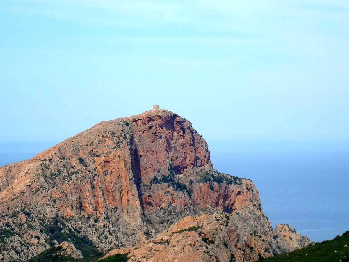 Der Turghiu-Turm auf dem Gipfel des Capo Rosso, rosa Granit