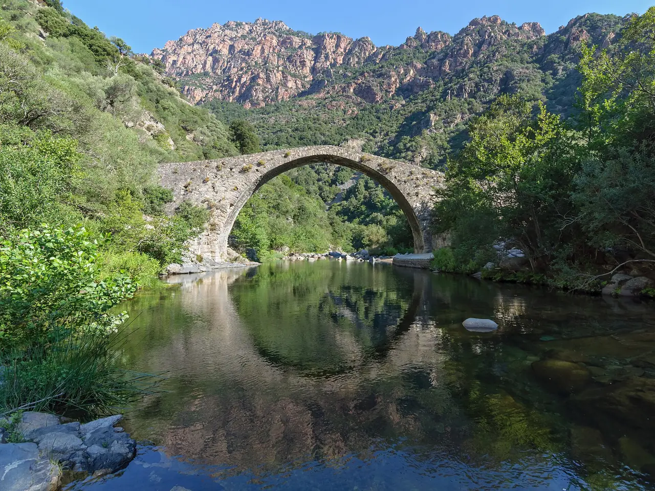 Die genuesische Brücke von Pianella und ihre Spiegelung, bei Ota
