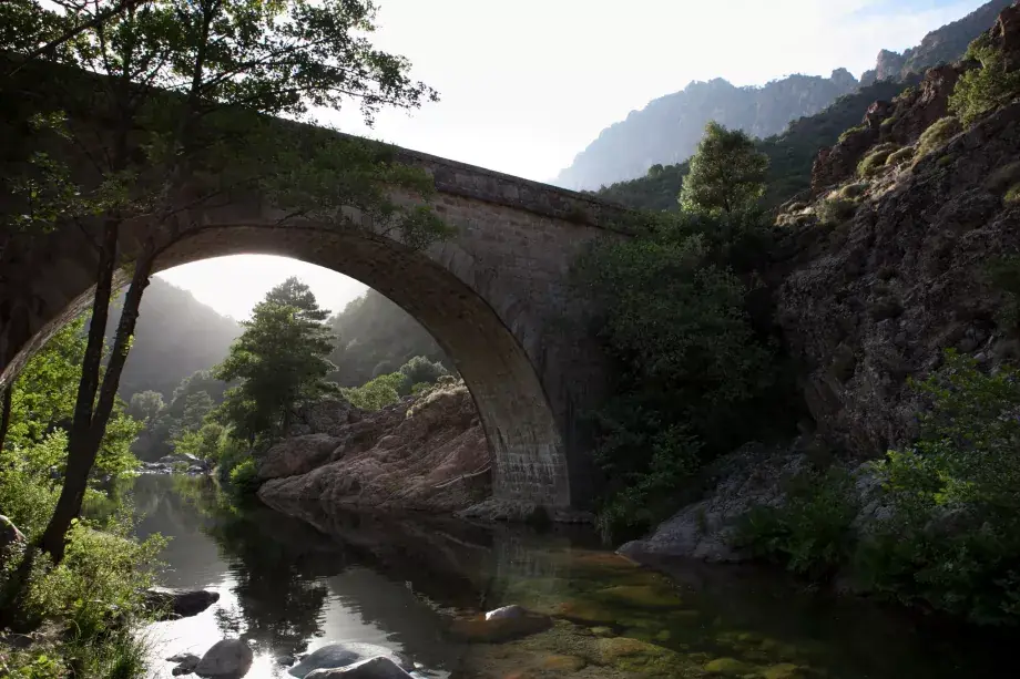 Genuesische Brücke über die Spelunca im Gegenlicht