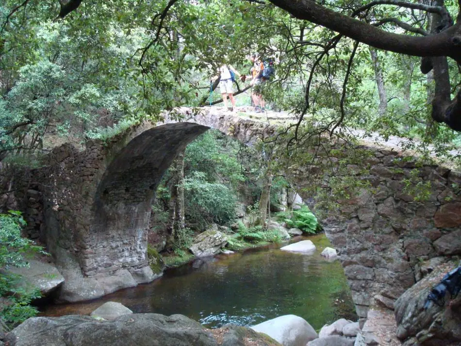 Il ponte genovese di Zaglia con alcuni escursionisti, Gole della Spelunca