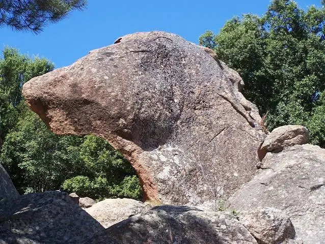 The Tête de Chien rock, a granite formation shaped like a dog's head, above Porto