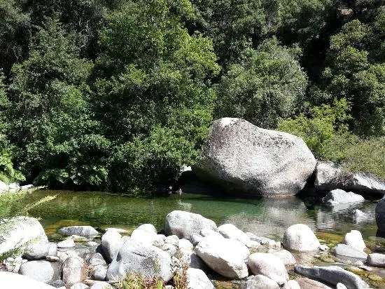 Der Fluss Campo beim Campingplatz Funtana all'Ora, Porto: klare Gumpe und großer Granitblock