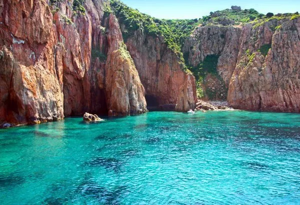 Falaises rouges et mer turquoise de la Réserve de Scandola
