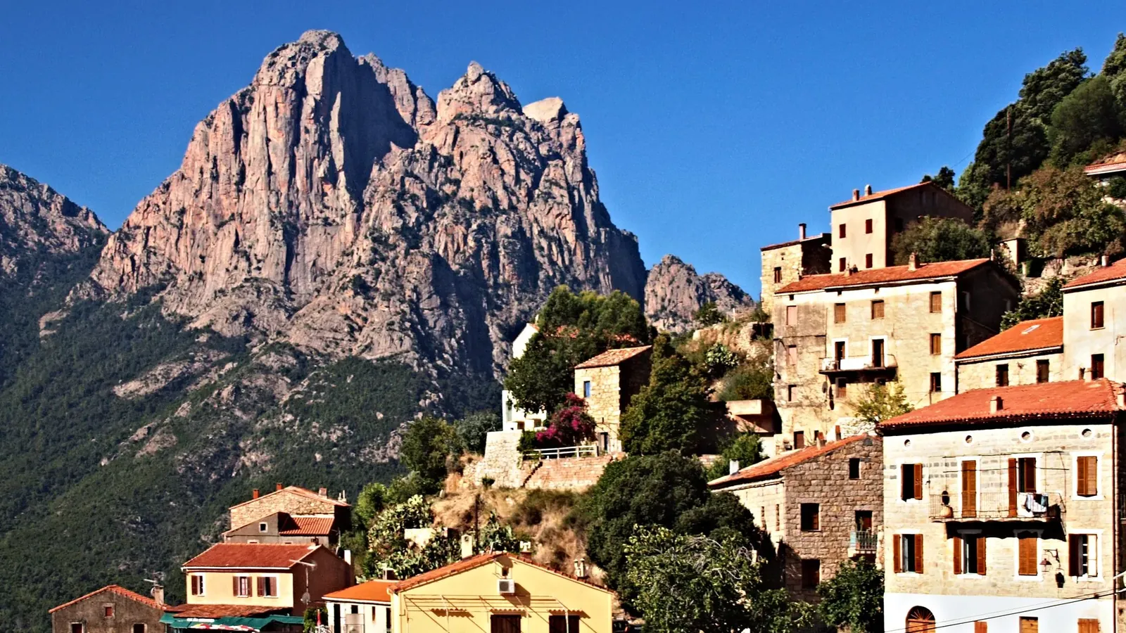 Il paese di Ota, arrivo della Maistrale, ai piedi del Capu d'Ortu