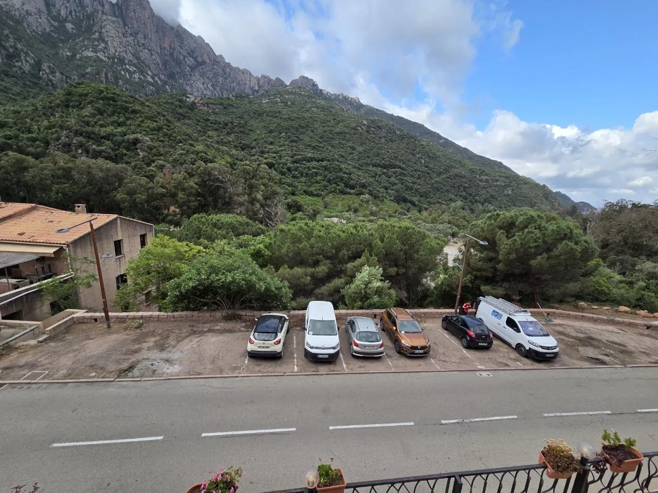 Les places de parking public devant l'Hôtel Le Vaïta à Porto, face au massif du Capo d'Orto, Corse
