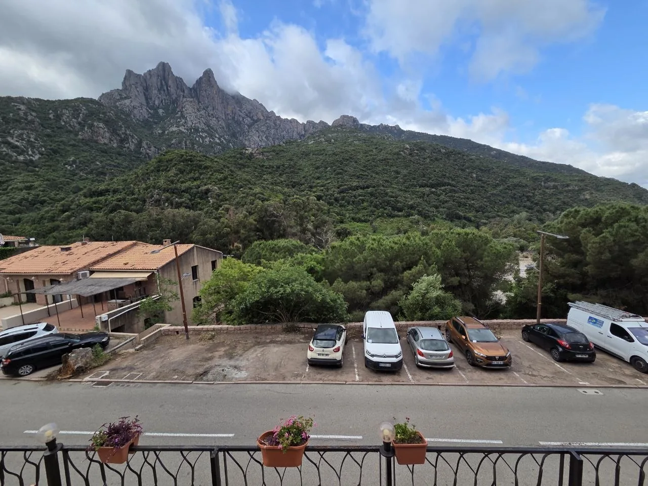 Vue depuis l'Hôtel Le Vaïta sur le parking et les montagnes du Golfe de Porto, Corse
