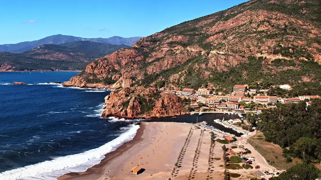 La marine de Porto : la tour génoise, le port, le village et la plage