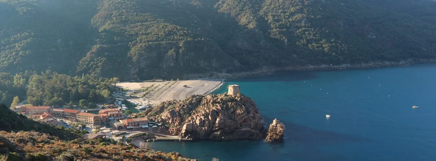 La tour génoise de Porto sur son piton de granit rouge, au-dessus de la marine