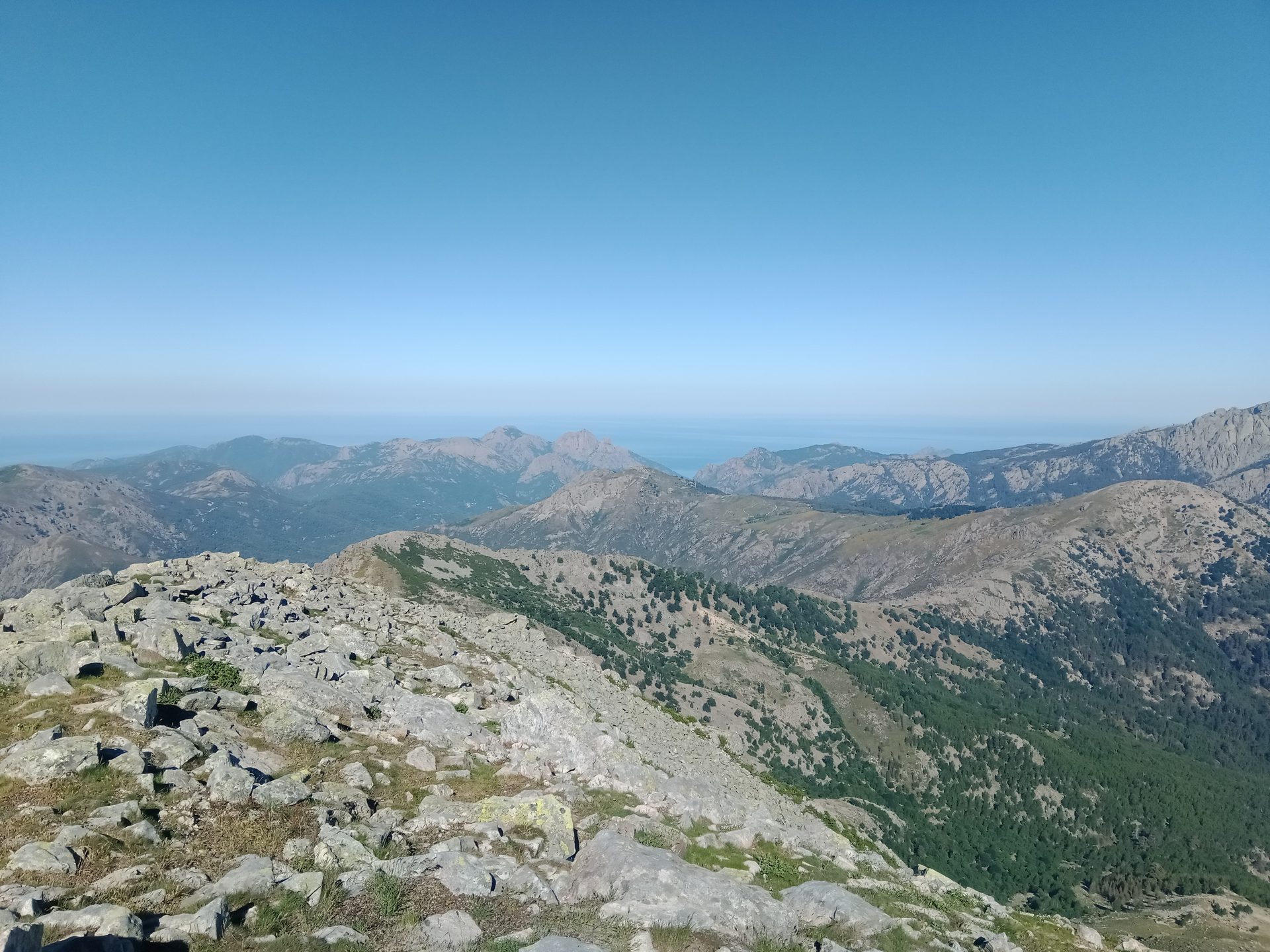 Panorama depuis le massif du Capo d'Orto, Porto, Corse — vue sur les sommets environnants