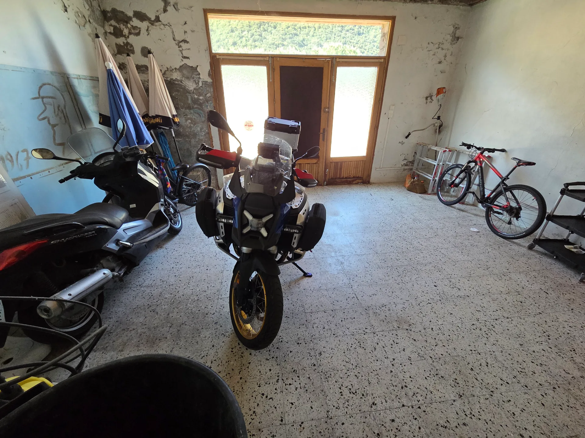 Abschließbare Motorradgarage des Hotel Le Vaïta in Porto, Korsika