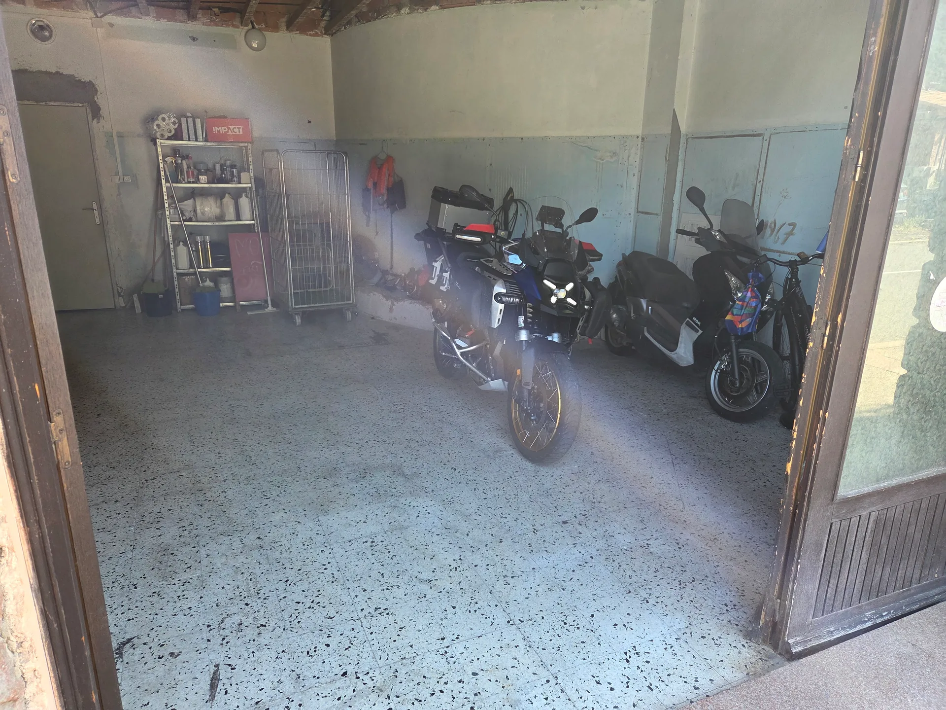 E-Ladestation für E-Motorräder und E-Bikes in der Garage des Vaïta