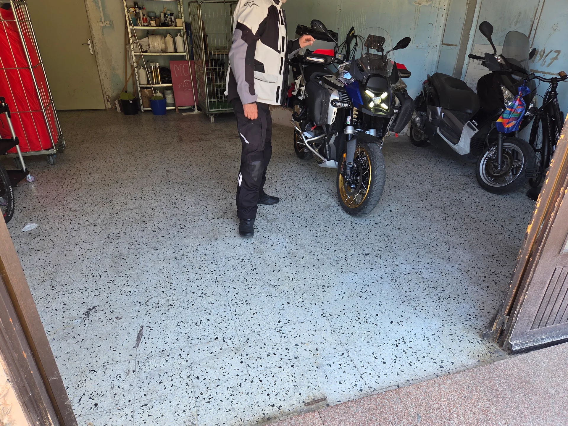 Luftkompressor und Wasseranschluss in der Motorradgarage in Porto