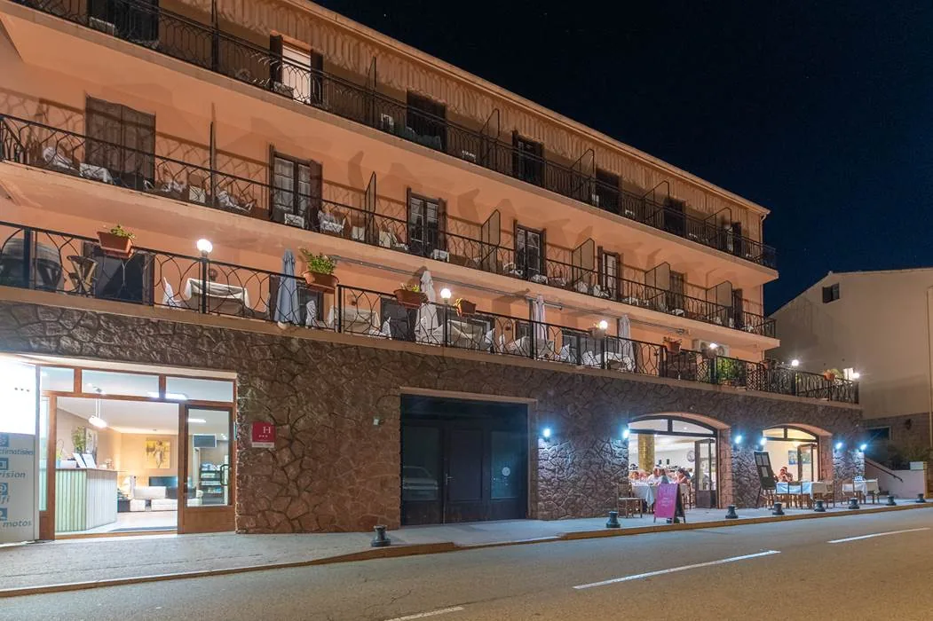Façade de l'Hôtel Le Vaïta à Porto, Corse