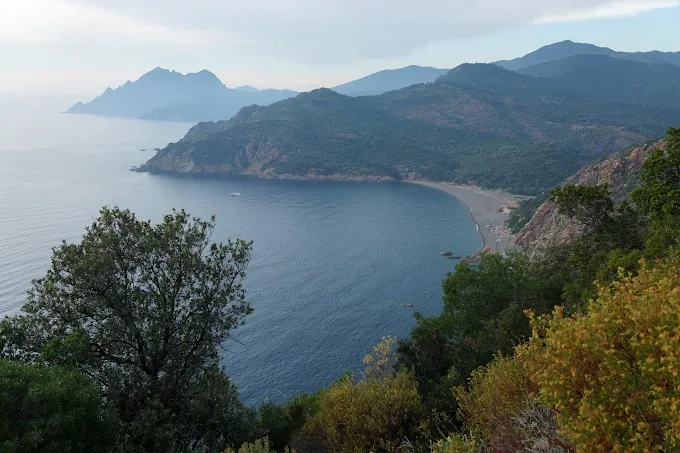 Spiaggia di Bussaglia, i suoi ciottoli e la base nautica Corse Émotion, Golfo di Porto