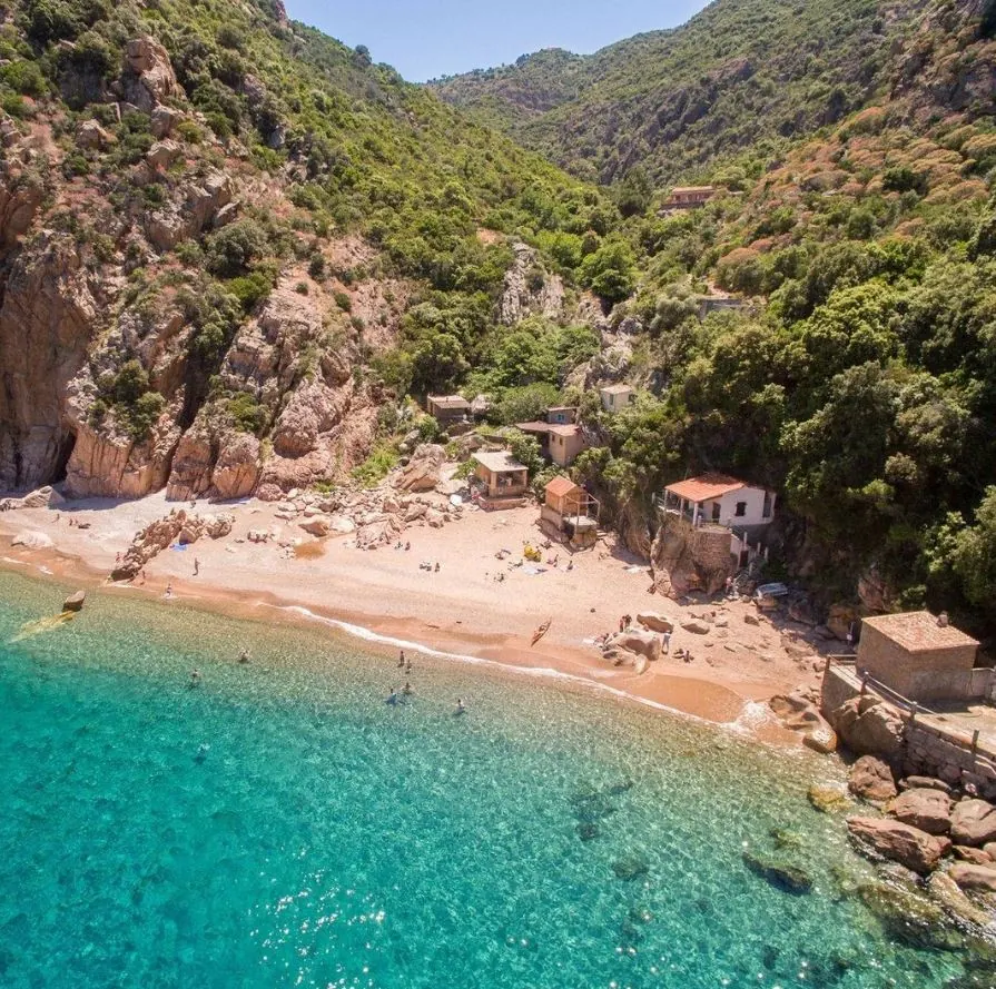 Cala di Ficaghjola sotto Piana, acqua cristallina e scogliere rosse, Corsica