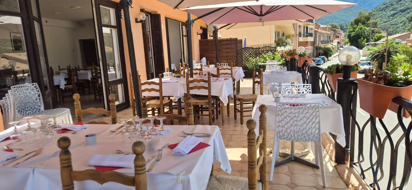Atmosfera conviviale del ristorante