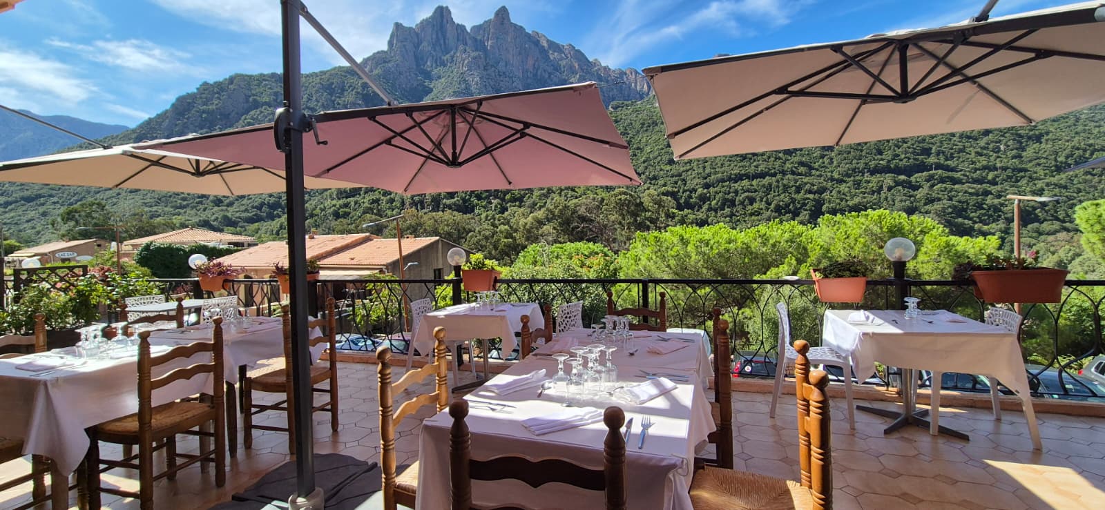 Gedeckte Tische auf der Terrasse