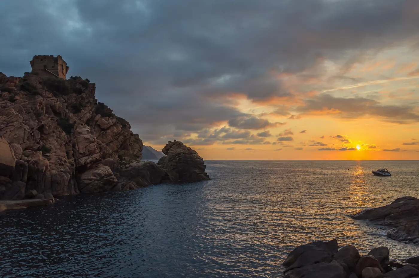 La tour génoise de Porto en silhouette au coucher du soleil