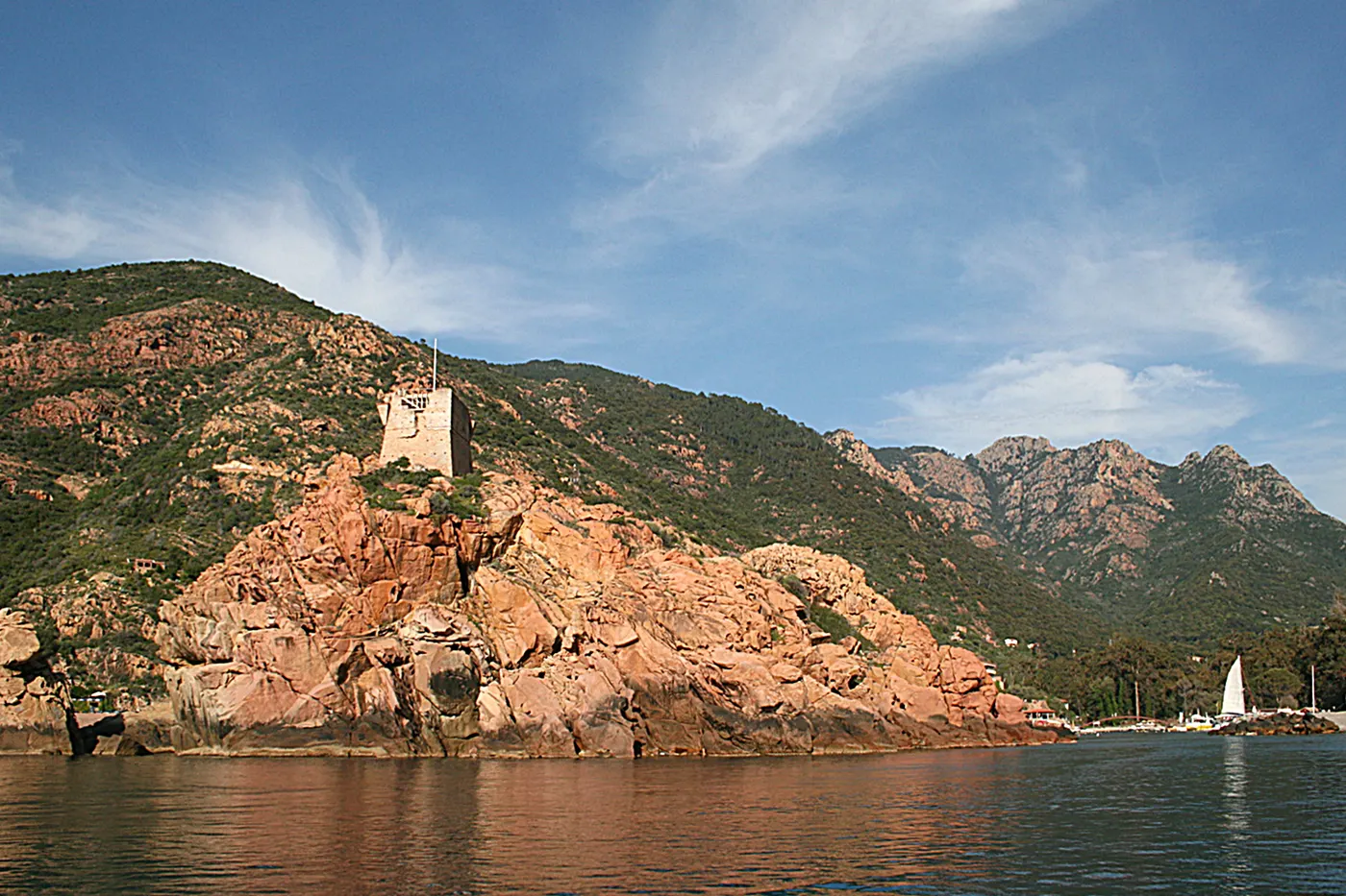 La tour de Porto vue depuis la mer, dominant le port et la vallée