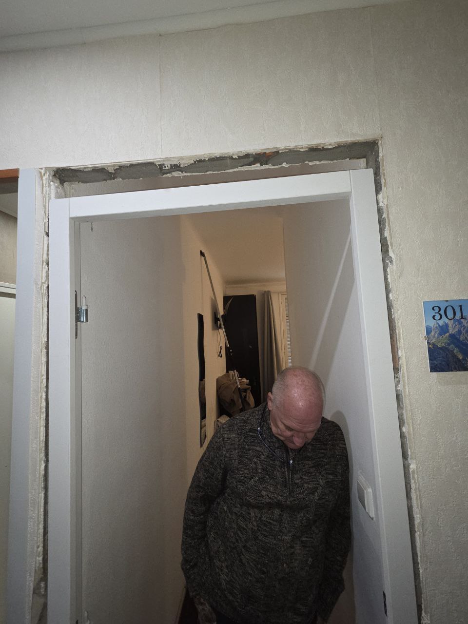 Pose des portes coupe-feu au 3ème étage — rénovation hôtel Porto Corse