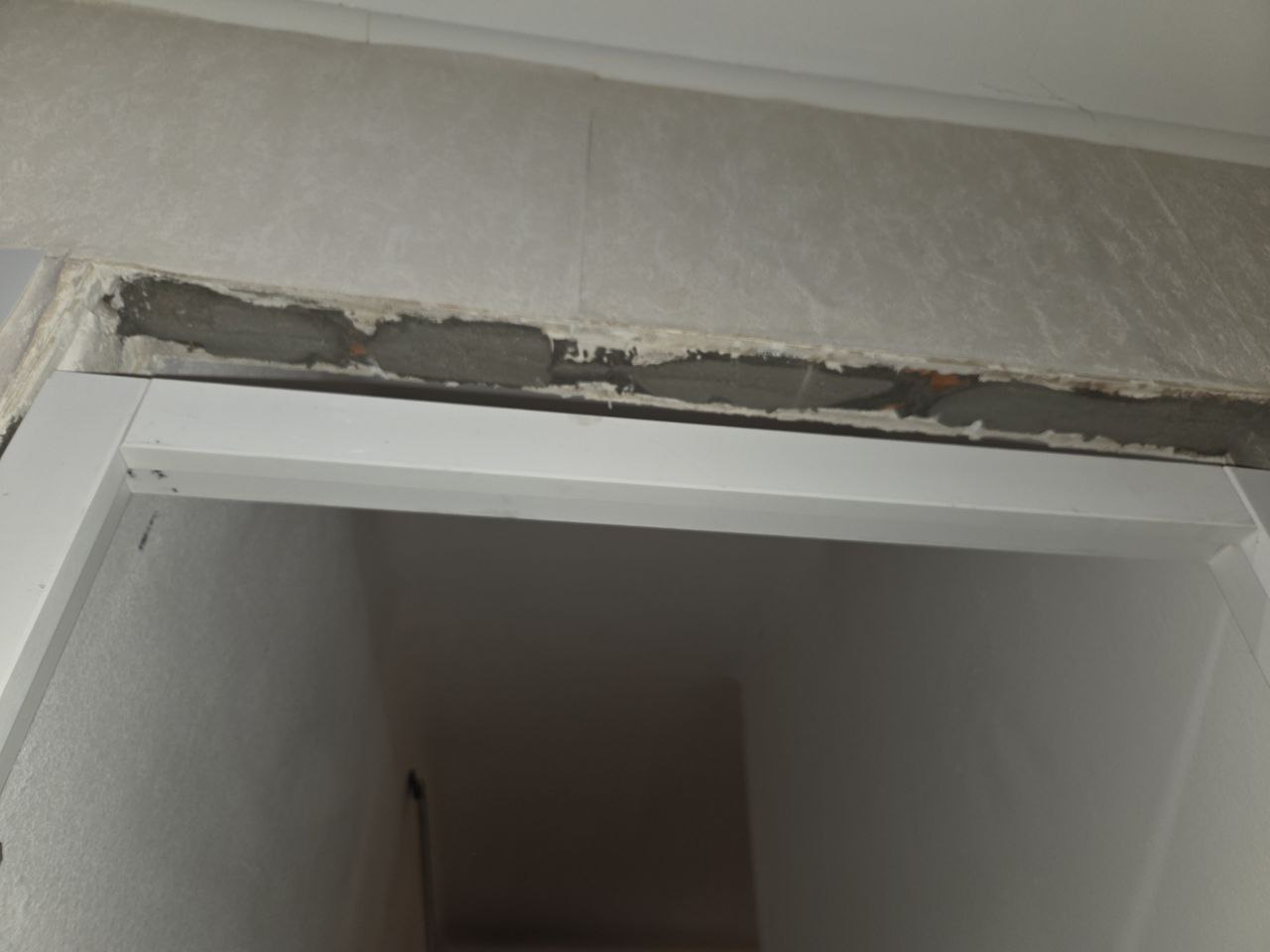 Détail de l'encadrement de porte en cours de pose — 3e étage Hôtel Le Vaïta