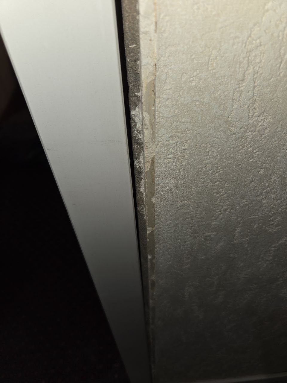 Encadrement de porte finalisé dans une chambre du 3e étage