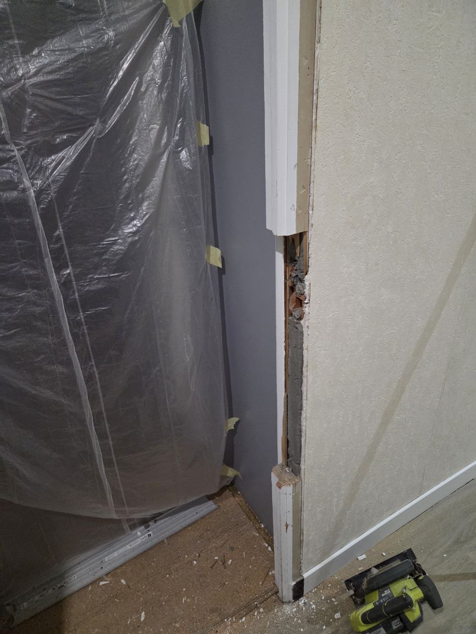 Pose de l'encadrement de porte coupe-feu dans une chambre du 3e étage