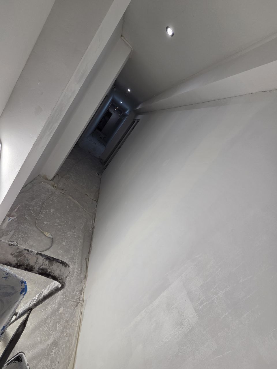 Olivier peint le couloir du 3ème étage — hôtel rénové Porto Corse