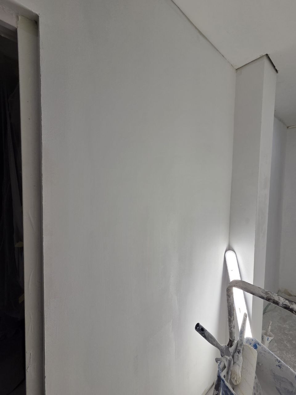 Couloir du 3e étage après peinture — murs blancs et portes neuves
