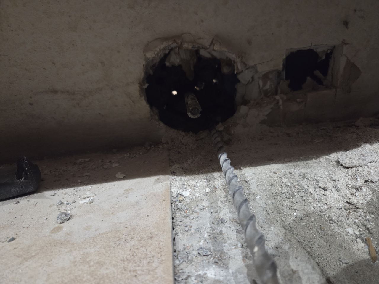 Percement du mur pour faire passer la tranchée et les câbles de la tireuse à bière au rez-de-chaussée