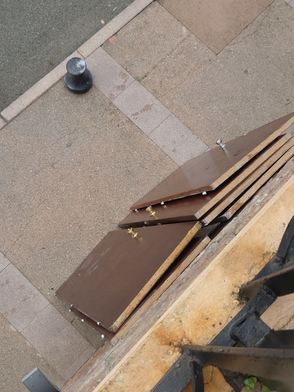 Devant l'Hôtel Le Vaïta à Porto, Corse — extension du parking en cours avec panneaux bois sur le trottoir