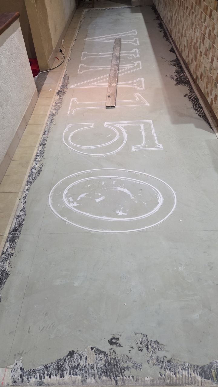 Vue d'ensemble des lettres VIN 150 posées sur le sol avant le coulage du ragréage