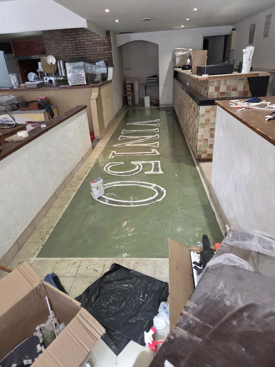 Coulage du ragréage coloré au rez-de-chaussée — rénovation hôtel Porto Corse