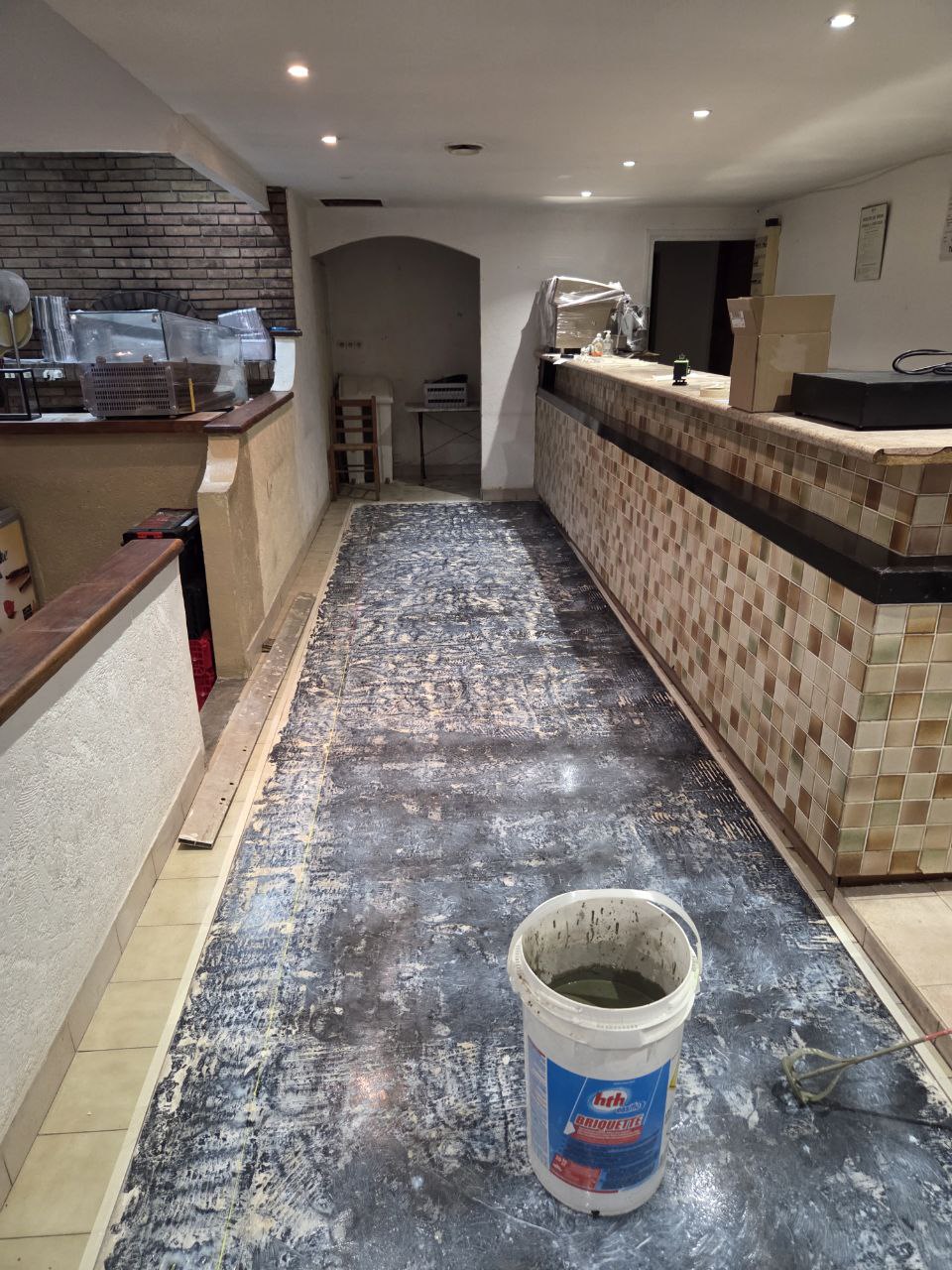 Sol nettoyé après dépose complète du carrelage, prêt pour le ragréage coloré